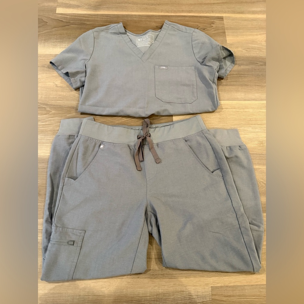 FIGS Women’s Scrub Set
